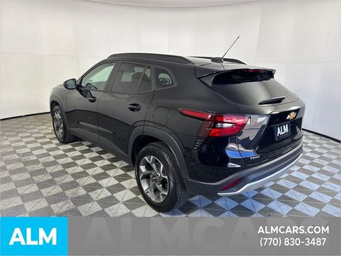 Used 2025 Chevrolet Trax LT w/ LT Convenience Package image 7