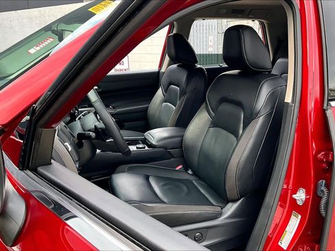 Used 2023 Nissan Pathfinder SL w/ Black Appearance Package image 7