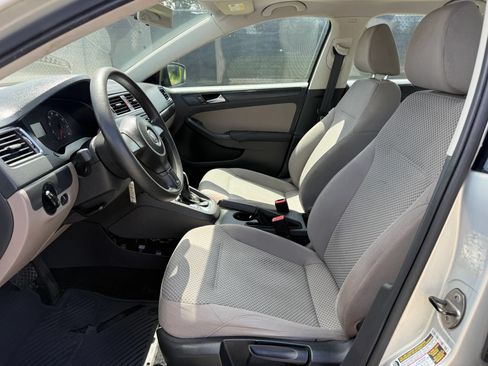 Used 2011 Volkswagen Jetta S FWD image 2