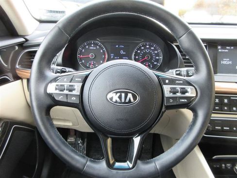 Used 2019 Kia Cadenza Premium image 12