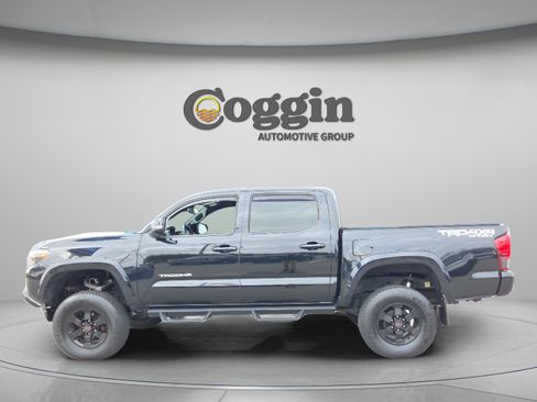Used 2018 Toyota Tacoma TRD Sport w/ Technology Package image 3