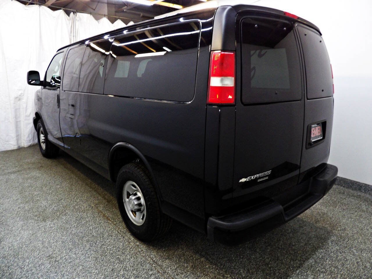 Used 2016 Chevrolet Express 2500 LS RWD image 4