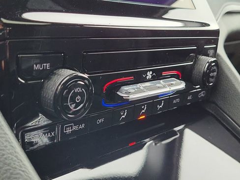 New 2025 Jeep Grand Cherokee L Laredo image 32