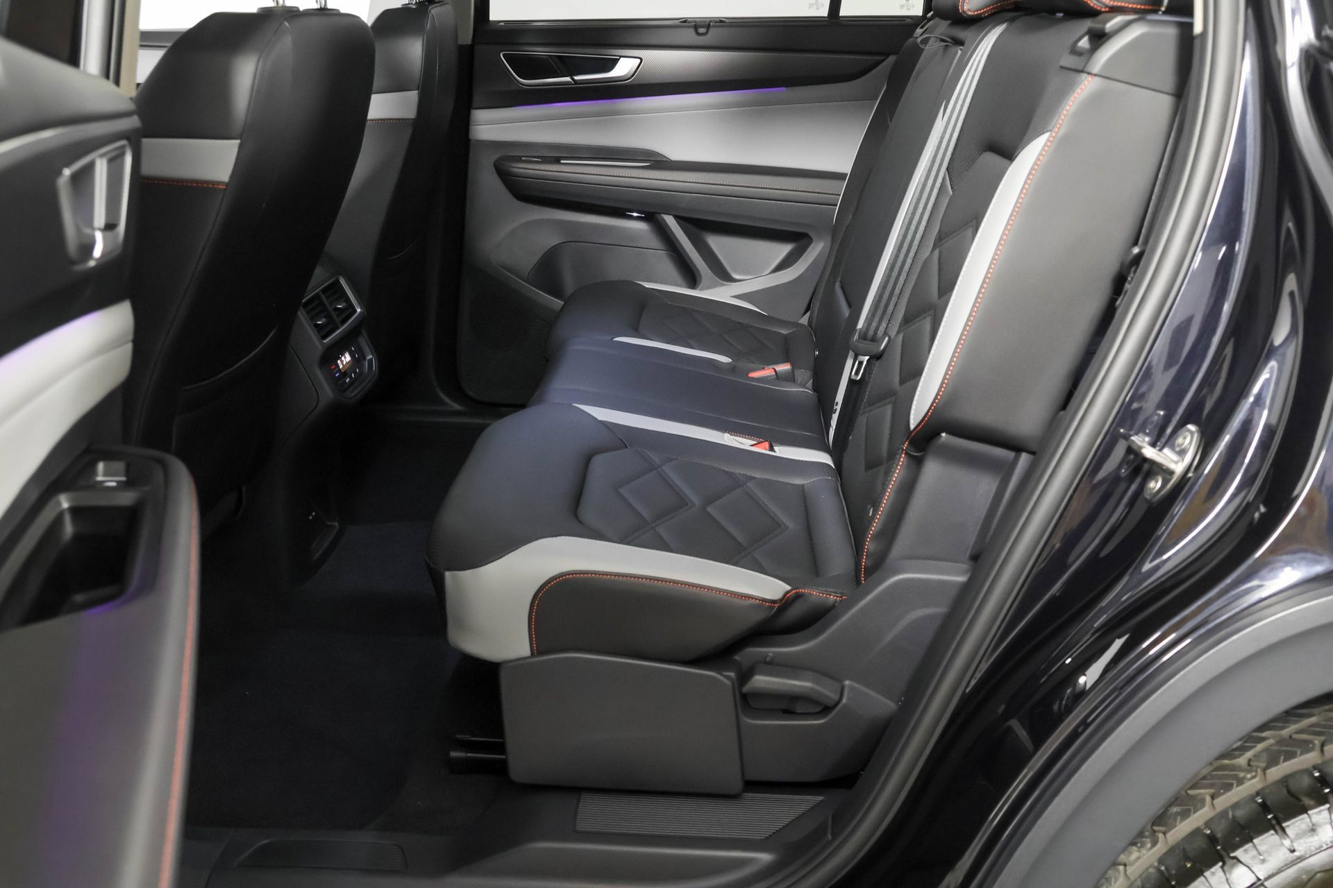Used 2025 Volkswagen Atlas Peak Edition SE AWD/4WD image 35