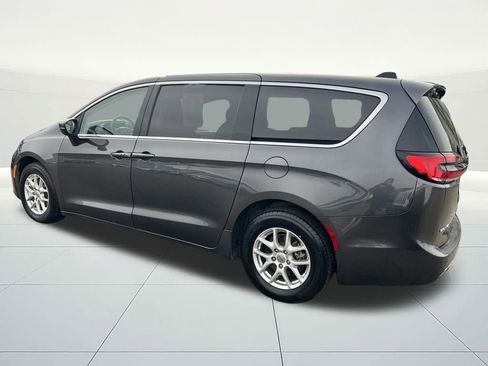 Used 2023 Chrysler Pacifica Touring-L image 3