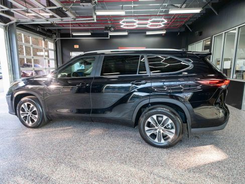 Used 2025 Toyota Highlander XLE image 2
