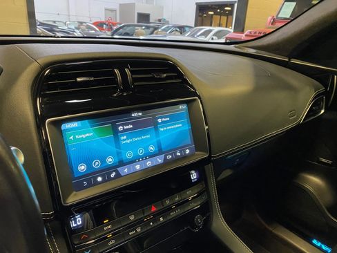 Used 2019 Jaguar F-PACE S image 21