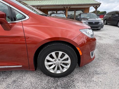 Used 2018 Chrysler Pacifica Touring-L FWD image 5