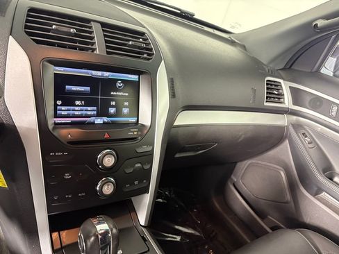 Used 2015 Ford Explorer XLT w/ Equipment Group 202A image 17