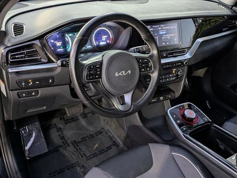 Used 2022 Kia Niro EX image 10