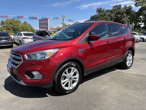 Used 2017 Ford Escape SE FWD image 1