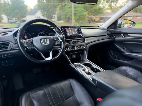 Used 2018 Honda Accord Touring image 10