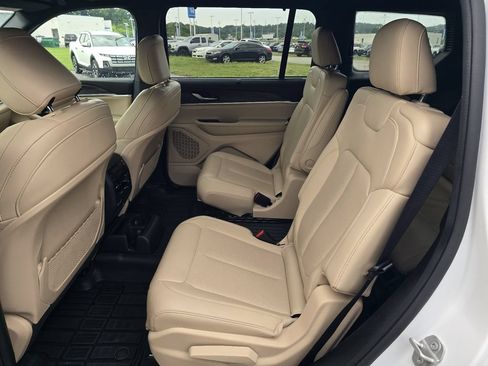 Used 2024 Jeep Grand Cherokee L Limited w/ Luxury Tech Group II AWD/4WD image 13