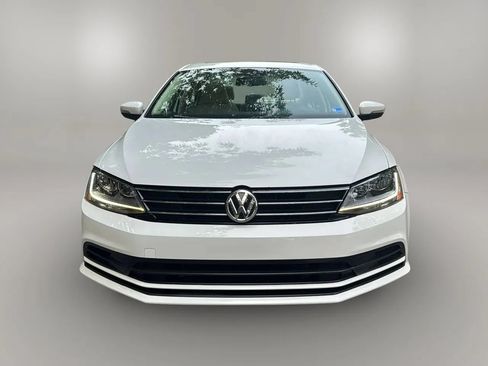 Used 2017 Volkswagen Jetta SE FWD image 2