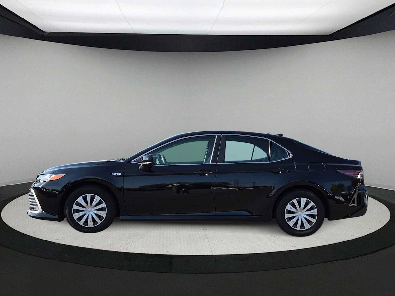 Used 2021 Toyota Camry LE FWD image 5