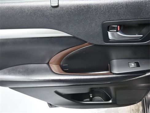 Used 2019 Toyota Highlander XLE image 19
