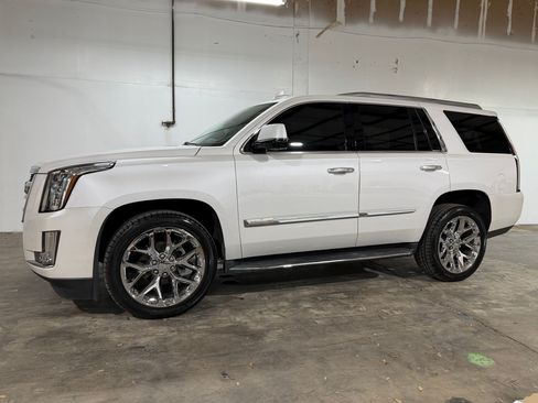Used 2016 Cadillac Escalade Luxury RWD image 2
