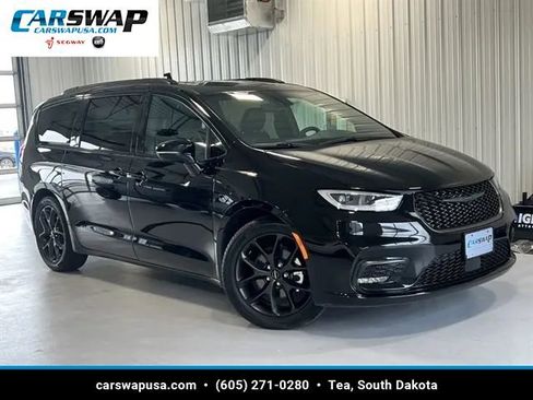 Used 2025 Chrysler Pacifica Limited image 1