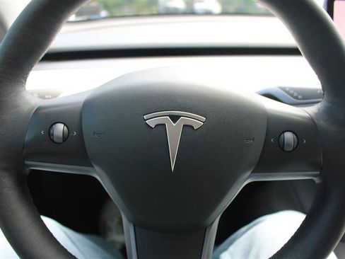 Used 2021 Tesla Model Y Long Range AWD/4WD image 9