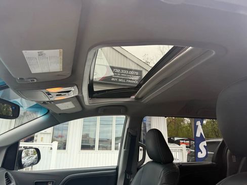 Used 2015 Toyota Sienna SE Premium image 32