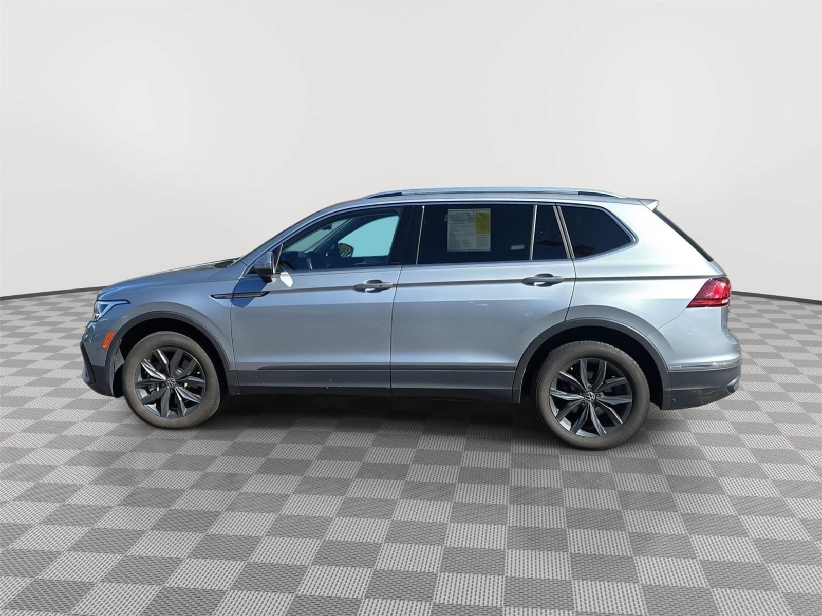 Used 2023 Volkswagen Tiguan SE w/ Panoramic Sunroof Package AWD/4WD image 8