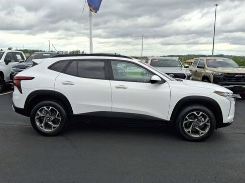 Used 2025 Chevrolet Trax LT w/ LT Convenience Package FWD image 7