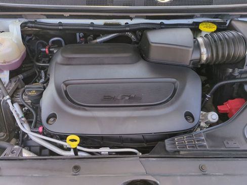 Used 2023 Chrysler Pacifica Touring-L FWD image 28