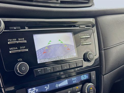 Used 2017 Nissan Rogue SV FWD image 21