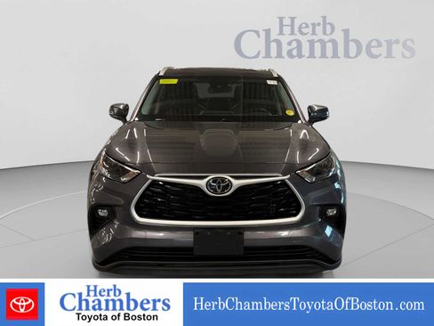 Used 2022 Toyota Highlander XLE AWD/4WD image 2