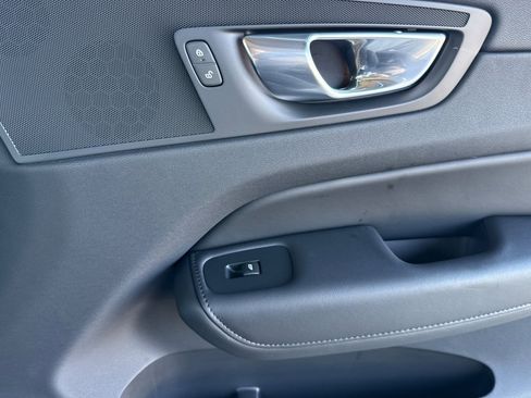 Used 2025 Volvo XC60 B5 Plus image 21