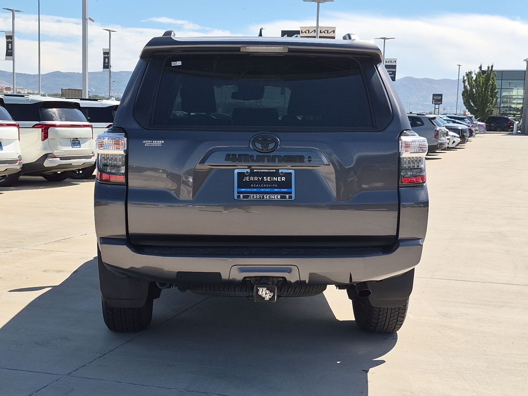 Used 2022 Toyota 4Runner SR5 AWD/4WD image 5