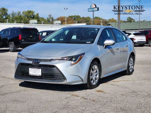 Used 2025 Toyota Corolla LE image 3