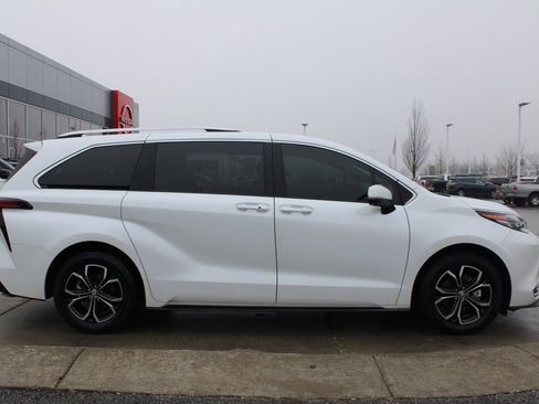 Used 2025 Toyota Sienna Platinum image 6