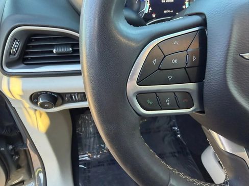 Used 2023 Chrysler Pacifica Touring-L FWD image 17