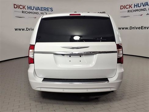 Used 2014 Chrysler Town & Country Touring-L w/ Driver Convenience Group image 5