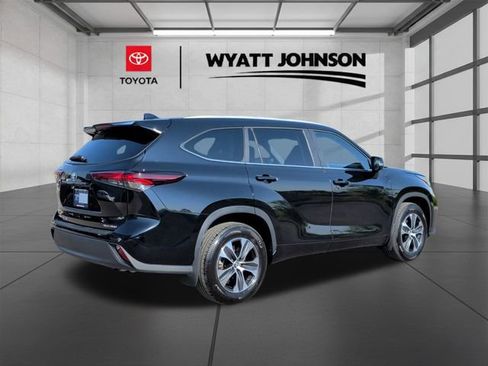 Certified 2025 Toyota Highlander XLE image 5