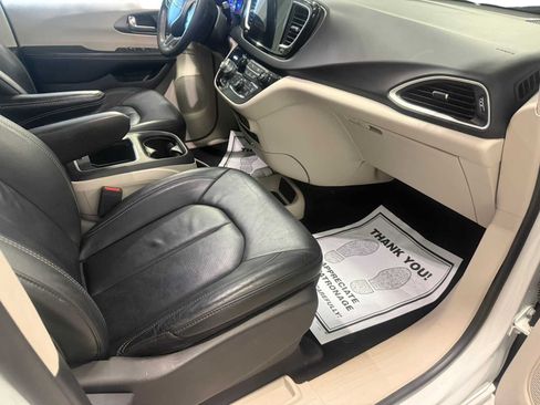 Used 2022 Chrysler Pacifica Touring-L FWD image 25