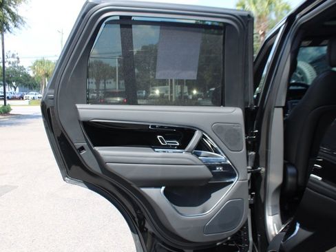Used 2025 Land Rover Range Rover SE image 33