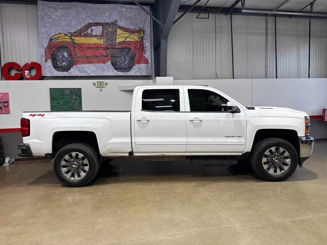 Used 2019 Chevrolet Silverado 2500 LT AWD/4WD image 3
