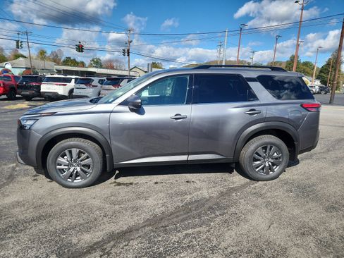New 2025 Nissan Pathfinder SV w/ Black Appearance Package image 5