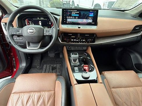 Used 2025 Nissan Rogue Platinum w/ Tech Package image 18