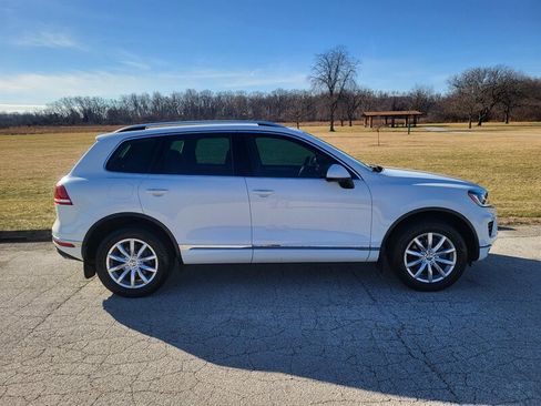 Used 2016 Volkswagen Touareg Sport image 6