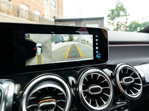 Used 2020 Mercedes-Benz GLB 250 4MATIC w/ Premium Package image 41