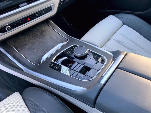 Certified 2025 BMW X7 xDrive40i image 17
