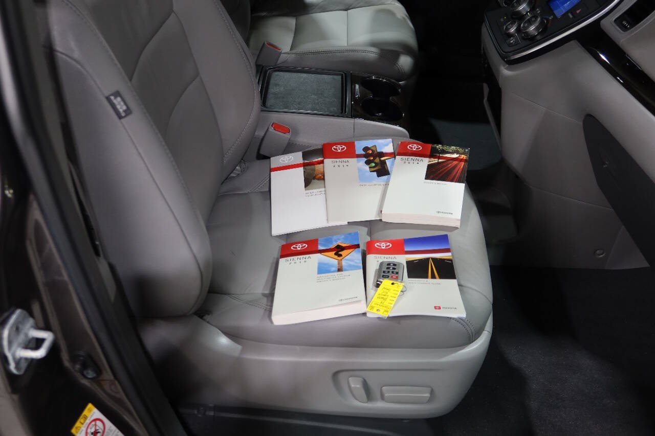 Used 2019 Toyota Sienna XLE w/ XLE Navigation Package FWD image 27