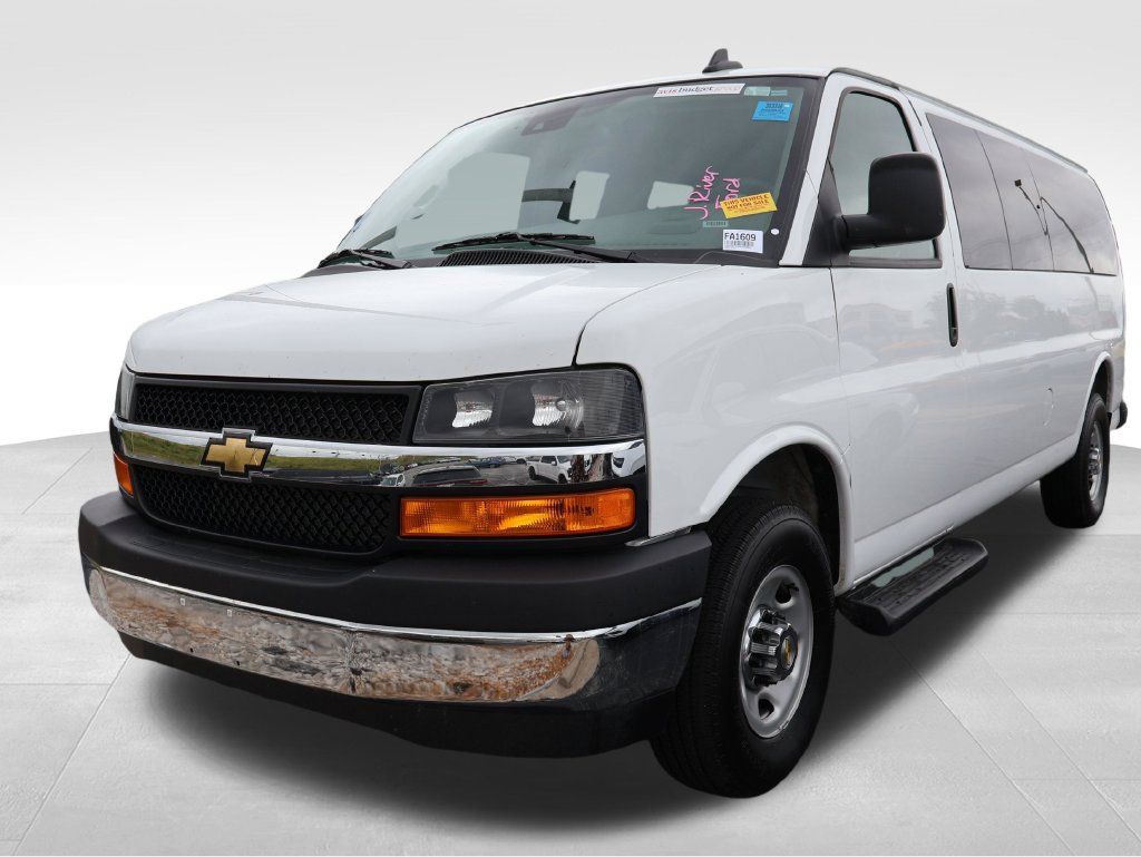 Used 2025 Chevrolet Express 3500 LT w/ LT Preferred Equipment Group RWD image 7