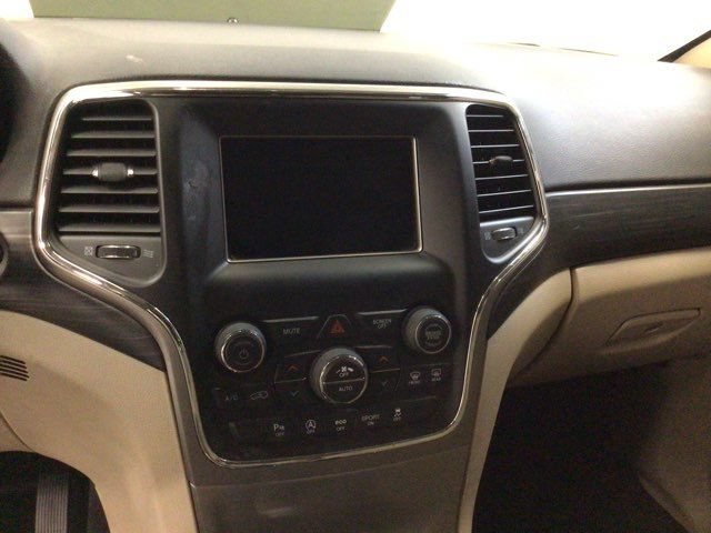 Used 2019 Jeep Grand Cherokee Laredo AWD/4WD image 26