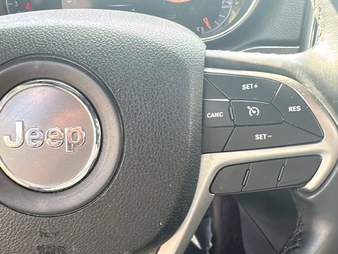 Used 2018 Jeep Grand Cherokee Laredo AWD/4WD image 31