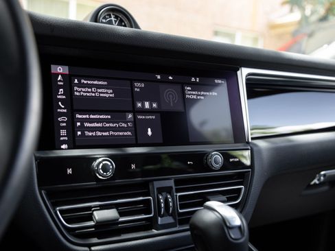 Certified 2023 Porsche Macan AWD/4WD image 24