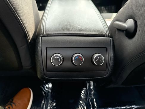 Used 2011 GMC Acadia SLE FWD image 16